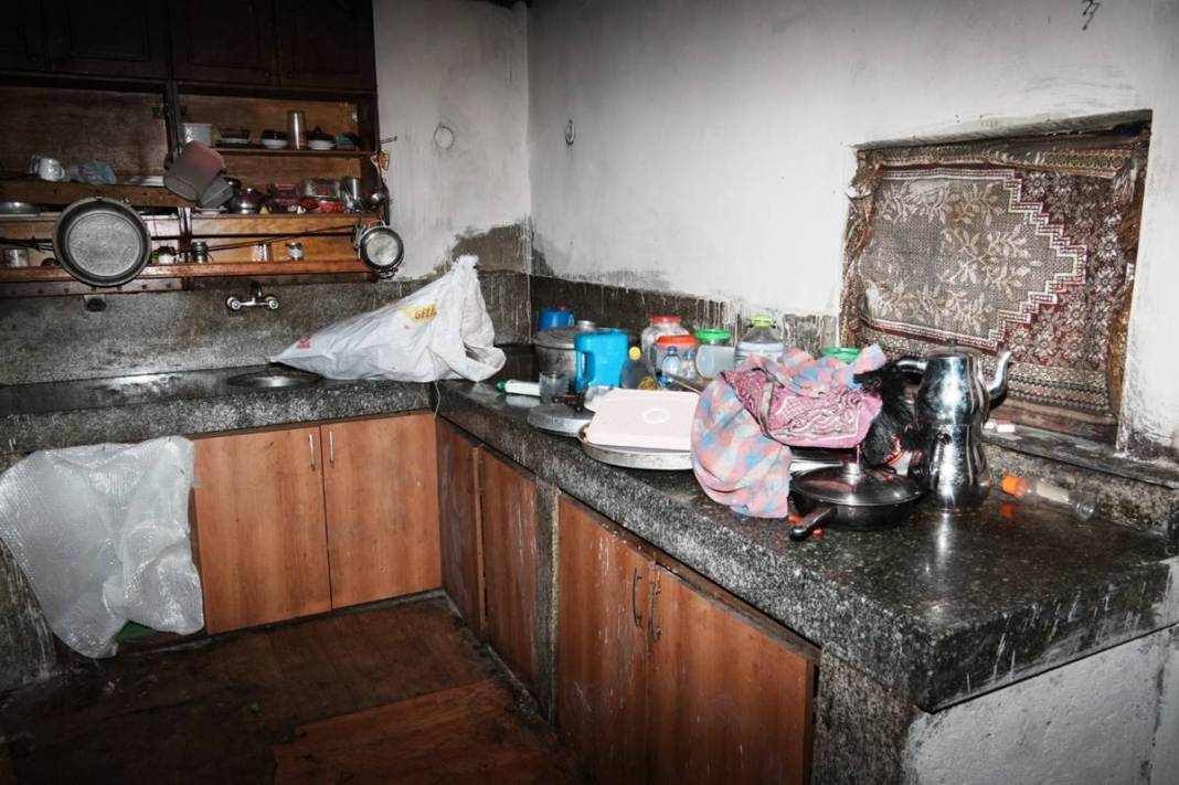 Çöp ev şikayetine giden belediye ekibi küçük dilini yuttu! 5 gün sürdü, onlarca kamyon geldi gitti 3